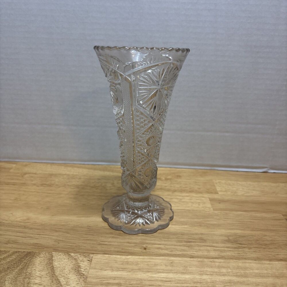 Vintage Clear Cut Glass Diamond Point/Starburst Pattern Scalloped Edge Vase